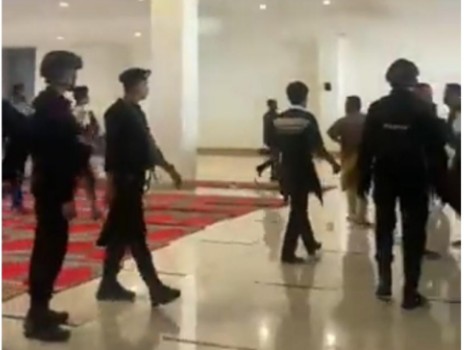 Puluhan Polisi Masuk Masjid Raya Sumbar Pakai Sepatu, Ada yang Injak Sajadah