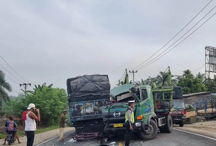 Dua Truk Laga Kambing di Lintas Sorek Pelalawan, Satu Luka Berat