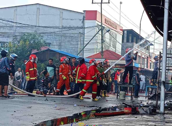 Tim Gabungan Berjibaku Padamkan Api Kebakaran Ruko di Selatpanjang