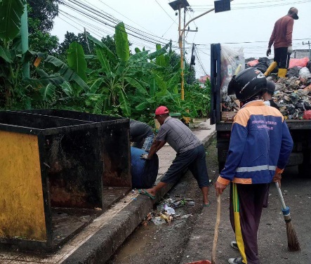 Keren..Lambat Angkut Sampah, Plt Kadis LHK Ini Minta Maaf