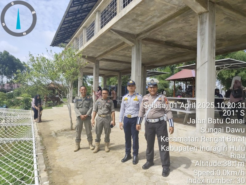 Kapolsek Rengat Barat Berikan Rasa Aman kepada Pengunjung Inhu Park Selama Liburan Idul Fitri