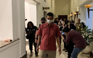 Khofifah Sebut Ada Flashdisk yang Dibawa Tim KPK dari Ruang Sekda