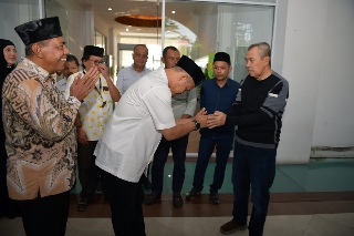 Pulang Dari Tanah Suci, Agung Nugroho Disambut Gubernur Riau.     