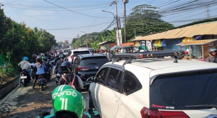 Prabowo Hadiri Rakornas di SICC, Jalan Alternatif Sentul Macet Parah