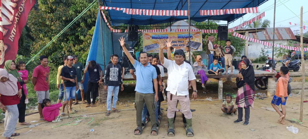 Dodi SPBU Ikut Ambil Bagian Perlombaan Bakiak, Masyarakat Bersorak Teriakkan Angka 5