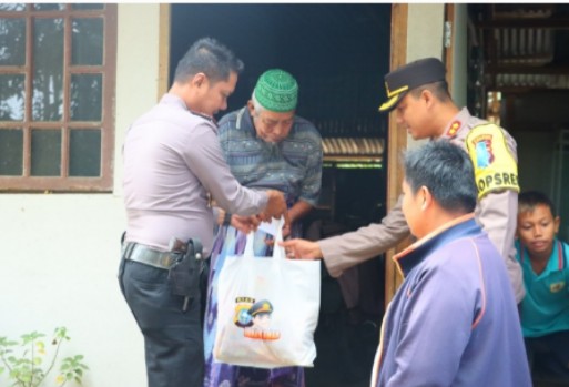 Lansia di Kuala Cenaku Terima Program Jubah Emas Polres Inhu Pekan Ini