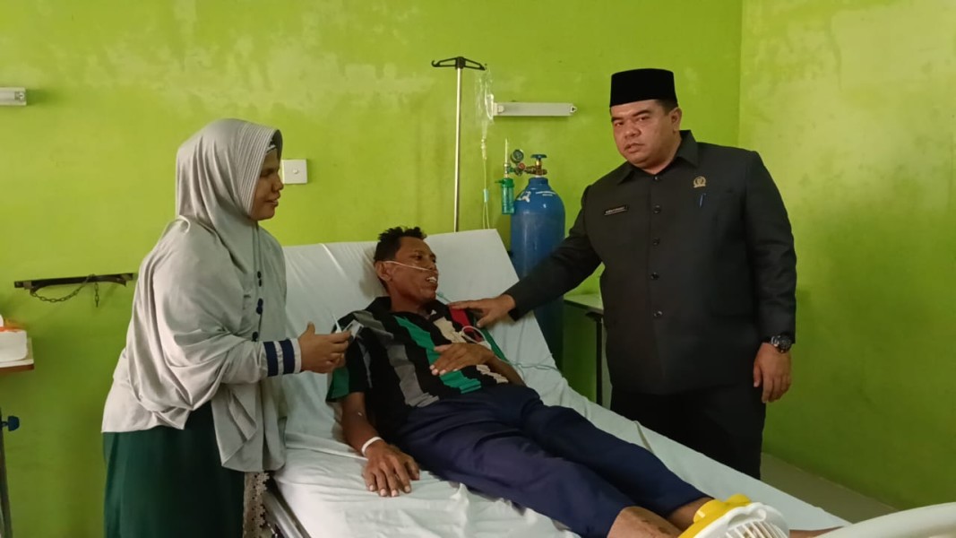 Dukung Pelayanan Kesehatan Warga, Ketua DPRD Inhu Kawal Perawatan Suryanto