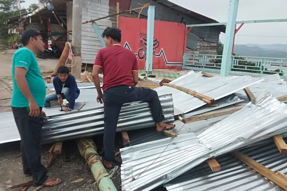 Angin Puting Beliung Robohkan Tiang Listrik PLN, 7 Kedai Warga Rusak Berat