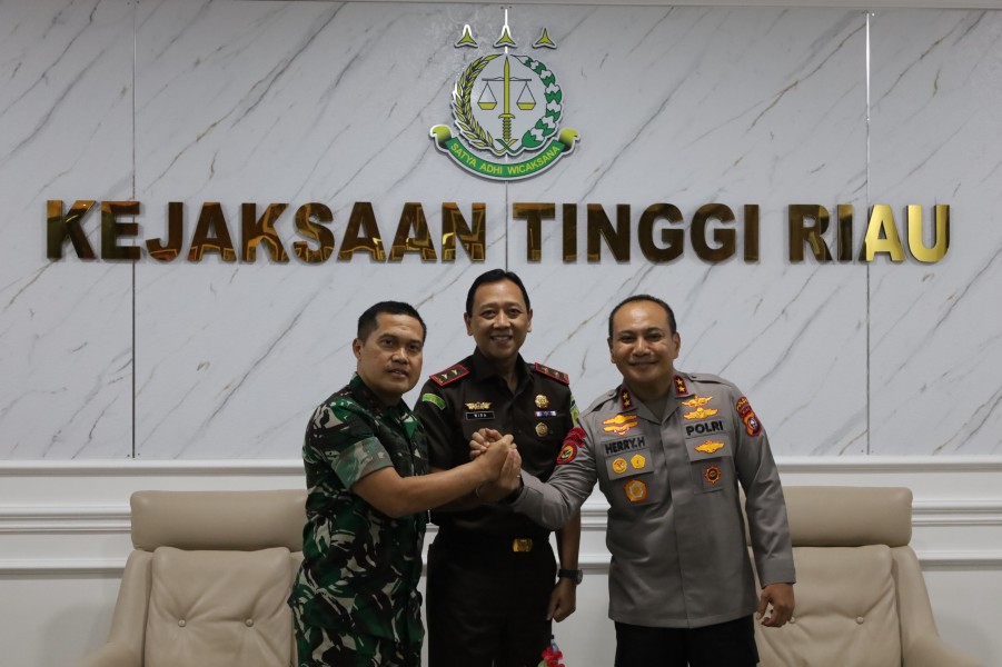 Kodam XIX Tuanku Tambusai Tegaskan Komitmen Sinergi, Pangdam Lakukan Silaturahmi dengan Kajati Riau