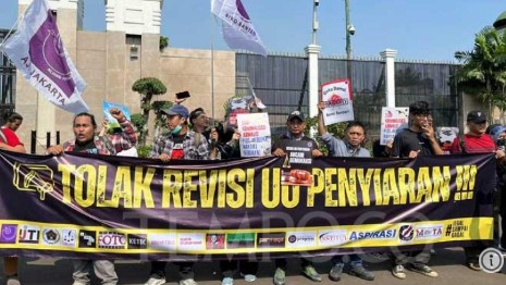 Tolak Revisi UU Penyiaran, Sejumlah Organisasi Jurnalis Lakukan Demo di Depan Gedung DPR