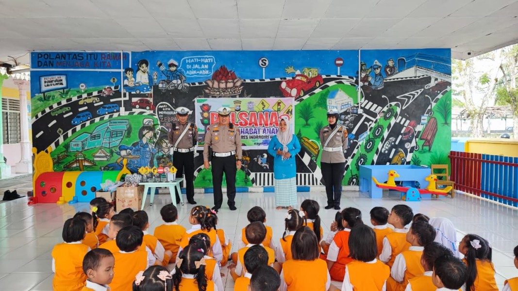 Green Policing di Rengat, Kasat Lantas Ajak Anak TK Rawat Bumi Lewat Gerakan Menanam Pohon