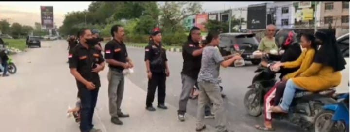 DPC GRIB Jaya Pekanbaru Bergerak, Bagikan Ratusan Paket Takjil