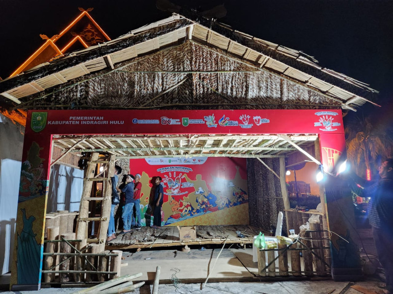 Kokoh, Penampakan Rumah Talang Mamak di Tangga Masuk Kantor Gubri