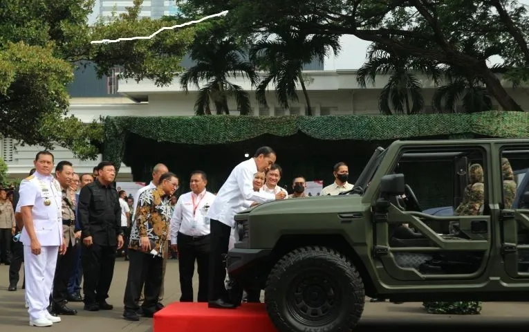 Presiden Jokowi Menamai Kendaraan Taktis Produksi dalam Negeri Maung