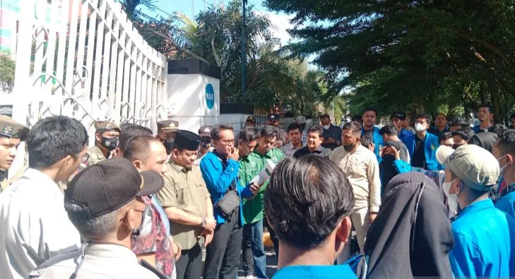 Petani Sawit Menjerit, Mahasiswa Pertanian Serbu DPRD Riau