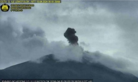 Gunung Ile Lewotolok di NTT Erupsi, Semburkan Kolom Abu Setinggi 700 Meter