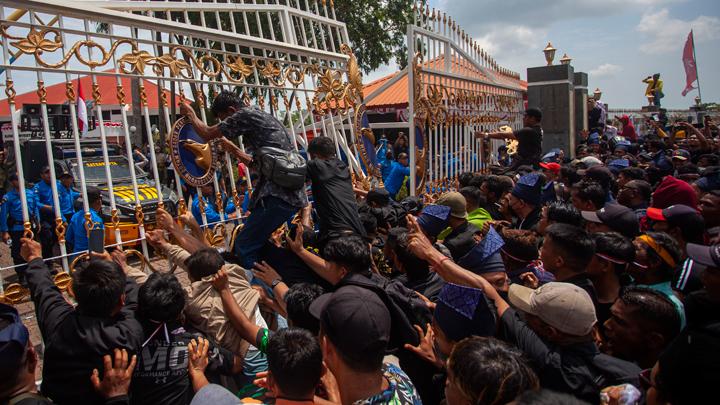 TAK AKAN MELAYU  TERBERAK DI CELANA (Rempang Malang Rempang Terbuang)