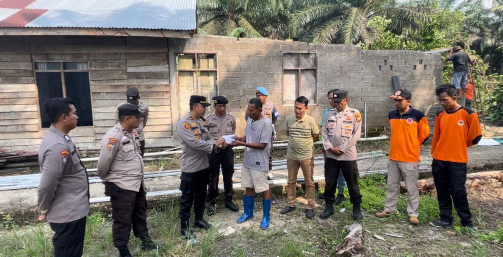 Cepat dan Tanggap, Kapolsek LBJ dan Anggota Bantu Tenaga dan Materil Kepada Korban Angin Puting Beliung