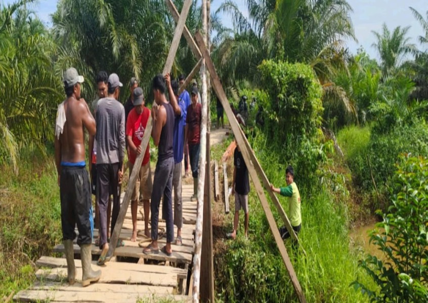 Tingkatkan Akses Ekonomi, Pemdes Tanjung Danau Bangun Jembatan Bersama Warga