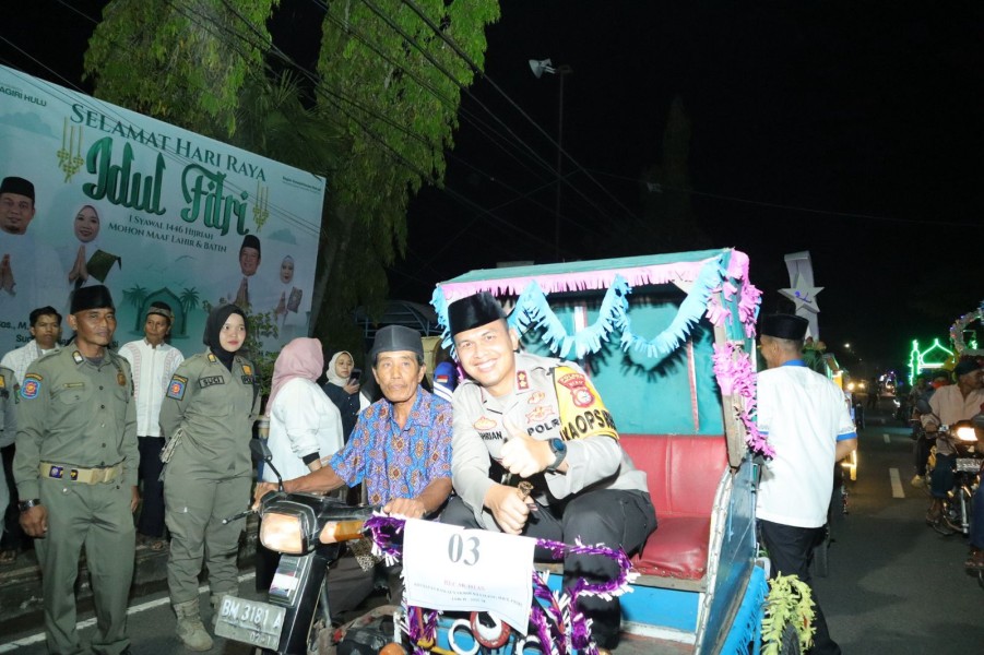 Unik dan Meriah, Kapolres Inhu Gunakan Bentor untuk Pimpin Pengamanan Pawai Takbir