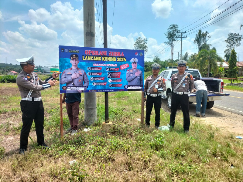 Meningkatkan Kesadaran Berlalu Lintas, Satlantas Polres Inhu Pasang Spanduk Operasi Zebra Lancang Kuning 2024