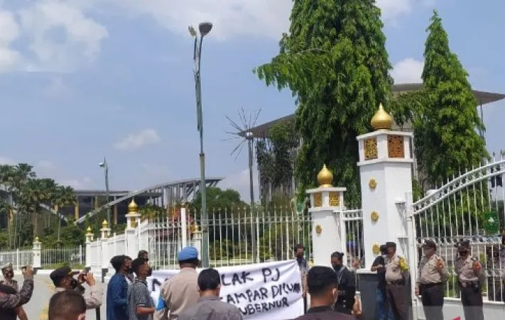 Puluhan Warga Kampar Unjuk Rasa Tolak Kamsol sebagai Pj Bupati