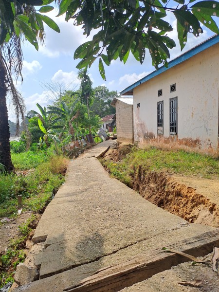 Abrasi Sungai Indragiri Ancam Rumah Warga dan Infrastruktur di Desa Pasir Kemilu