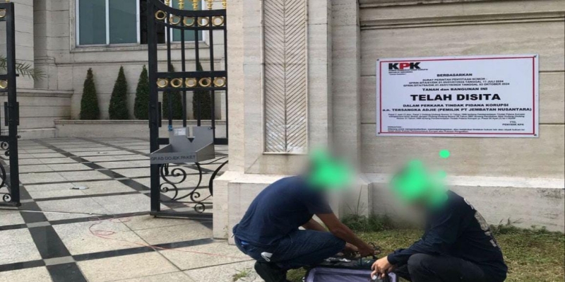 KPK Pasang Tanda Penyitaan Delapan Rumah di Kota Surabaya