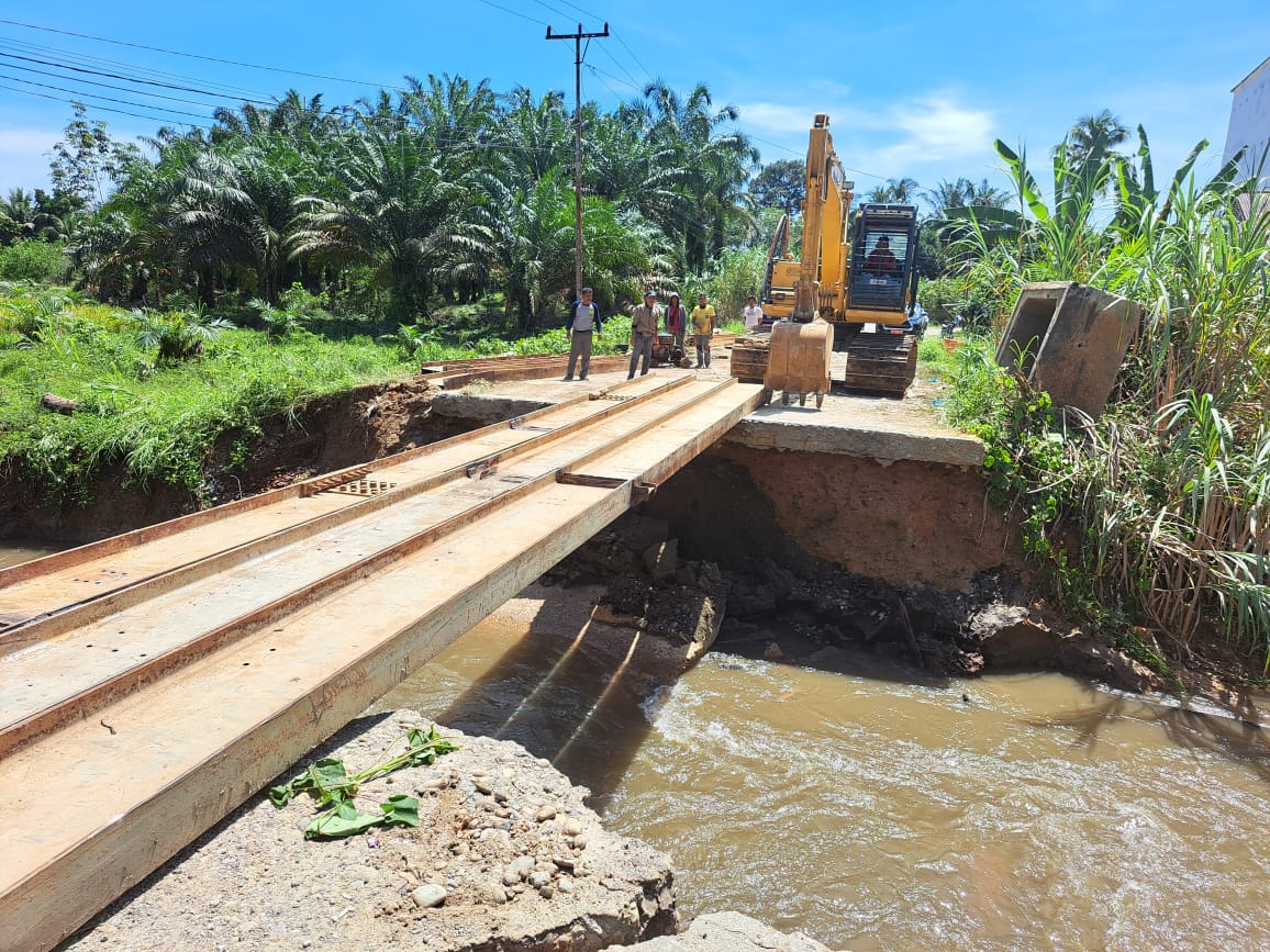 Jalan Putus di Bangun Purba, Rohul, Dinas PUPRPKPP Provinsi Riau Bangun Jembatan  Darurat