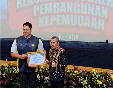 Gubernur Riau Syamsuar Raih Anugerah RAD dari Menpora
