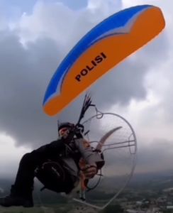 Paramotor Kawal Jalannya Tour De Muara Takus 2022 dari Udara