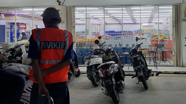 Viral Bayar Parkir Minimarket Disebut Pungli, Ini Kata Jukir dan Indomaret