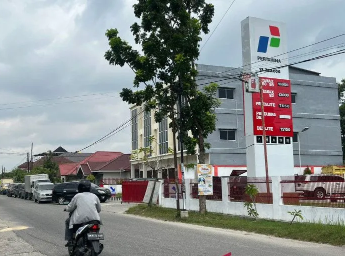 Langka Lagi, Antrean Panjang Pengguna BBM Solar di Pekanbaru Bikin Jalanan Macet