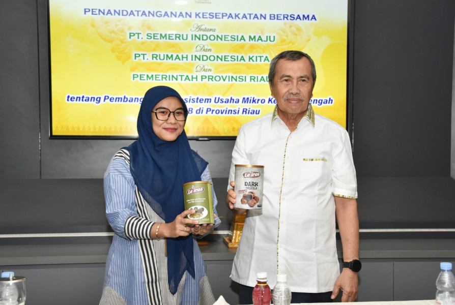 Gubri Syamsuar Serahkan Langsung Beasiswa untuk Mahasiswa Riau di IPB