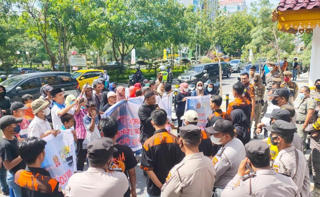 Mahasiswa dan Ormas Demo Minta Holywings Pekanbaru Ditutup
