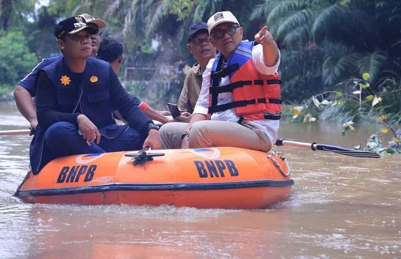 Erwin Dimas Dari Bappenas RI Bersama Pj Wako Telusuri Kedangkalan Sungai Sail di Pekanbaru