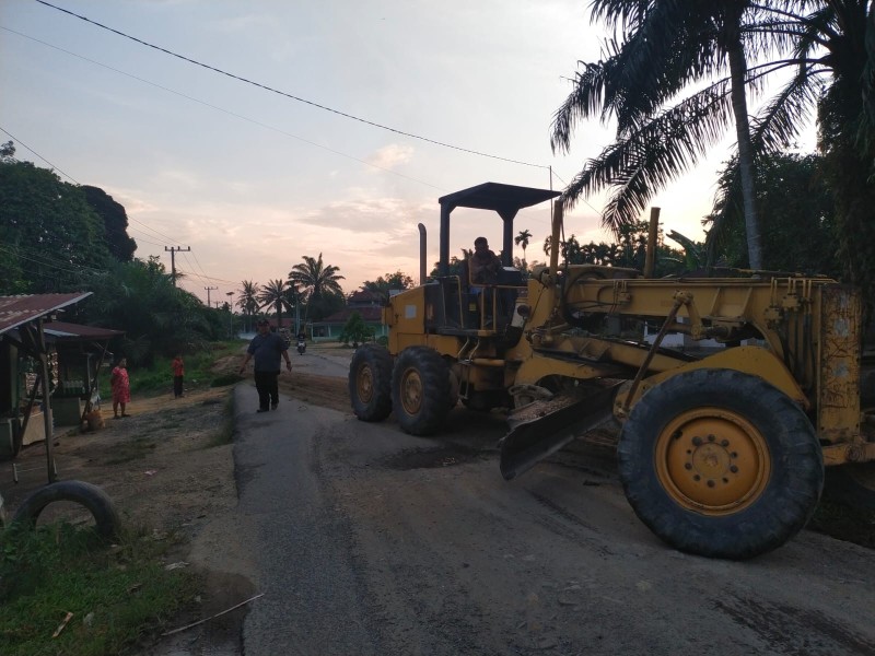 Jelang HUT ke-70 Inhu, Ketua DPRD Perbaiki Jalan Pekanheran–Rantau Bakung Secara Mandiri