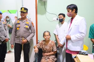 Peduli Talang Mamak, Polres Inhu Berikan Yankes dan Bansos