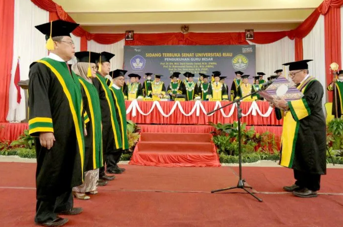 UNRI Kukuhkan Empat Guru Besar