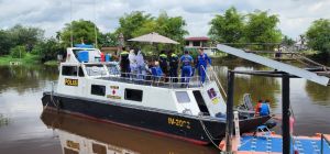 Polairud Berikan Layanan Kesehatan Bagi Warga di Pesisir Sungai Siak