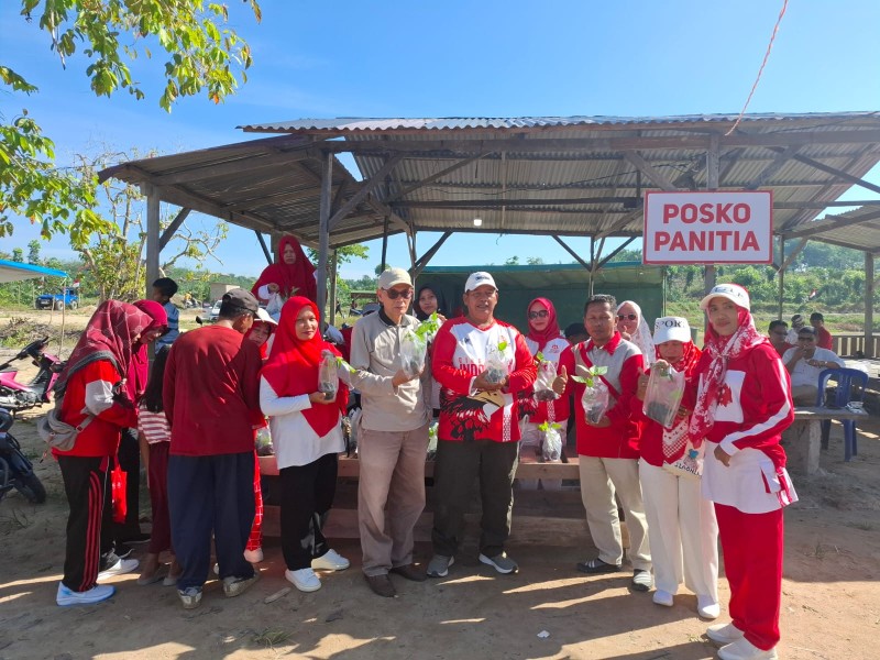 Gelorakan Semangat Kemerdekaan, KWT Bidara dan TP PKK Perkebunan Sungai Lala Bagikan 2.000 Bibit Sayuran