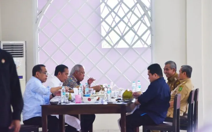 Jokowi Makan Siang bersama Bupati Kampar di RM Abbas