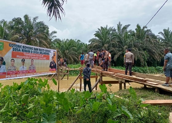 Ambruk Diterjang Banjir, Polsek Bantang Gansal Goro Bersama Masyarakat Bangun Jembatan