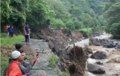 Jalan Longsor di Lembah Anai, Jalur Padang-Bukittinggi Putus
