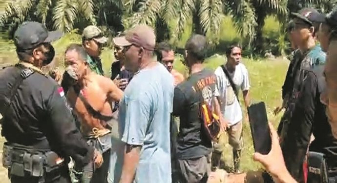 Warga Lokal Bentrok dengan Brimob Di Kebun Sawit Kabupaten Ketapang
