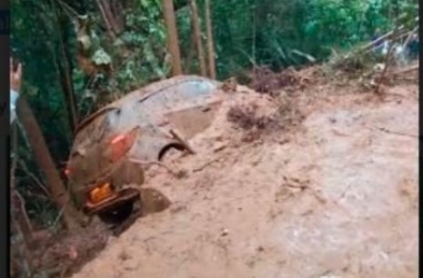 Mobil Tertimbun Tanah Longsor di Kelok 9 Berisi Pasutri dari Padang Menuju Bangkinang