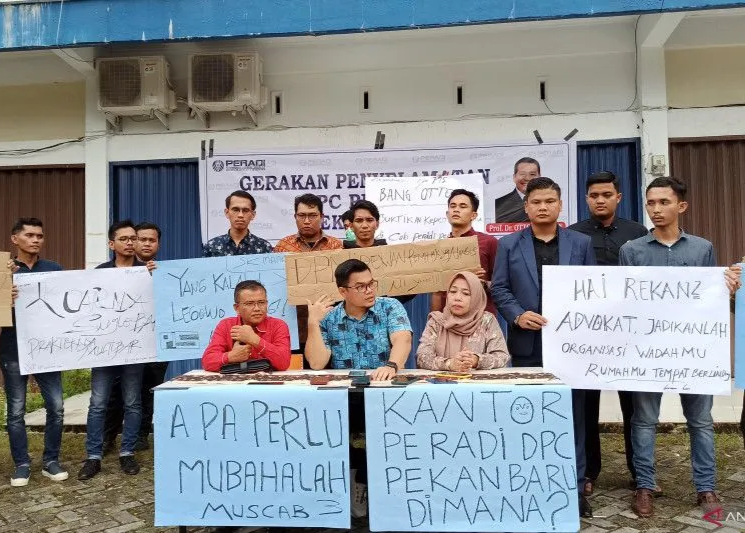 SK Tak Kunjung Keluar, Puluhan Pengacara Peradi Pekanbaru Demo