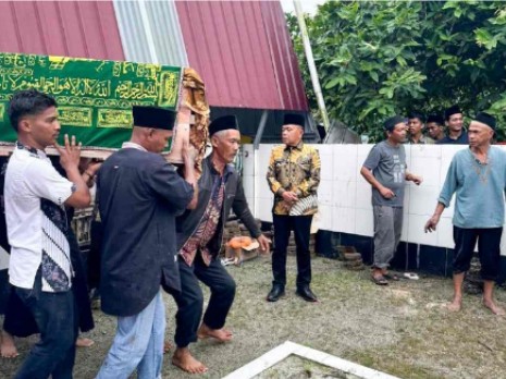 Plt Bupati Asmar Hadiri Pemakaman Putri M Adil