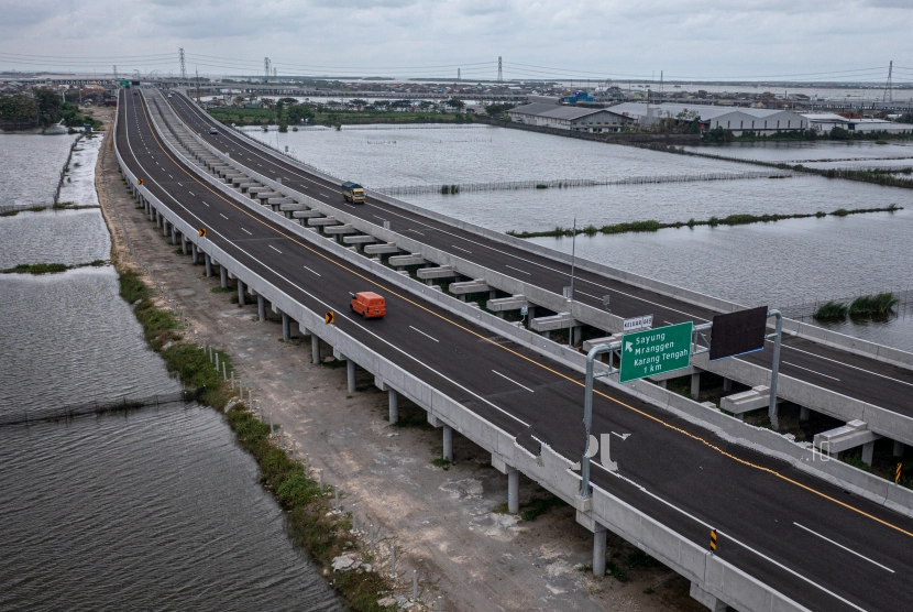 Jokowi: Tol Semarang-Demak Percepat Logistik dan Jadi Tanggul Laut