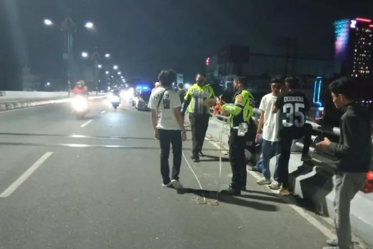 Duduk-duduk di jembatan Layang, Dua Remaja Tewas dihantam Mobil